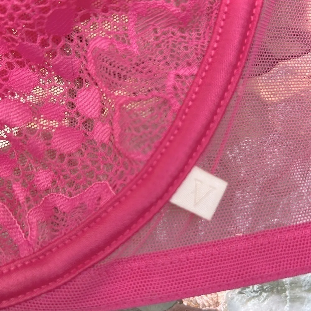 Victoria’s Secret UnLined Demi Double Lacey Bra size 32DDD NWOT